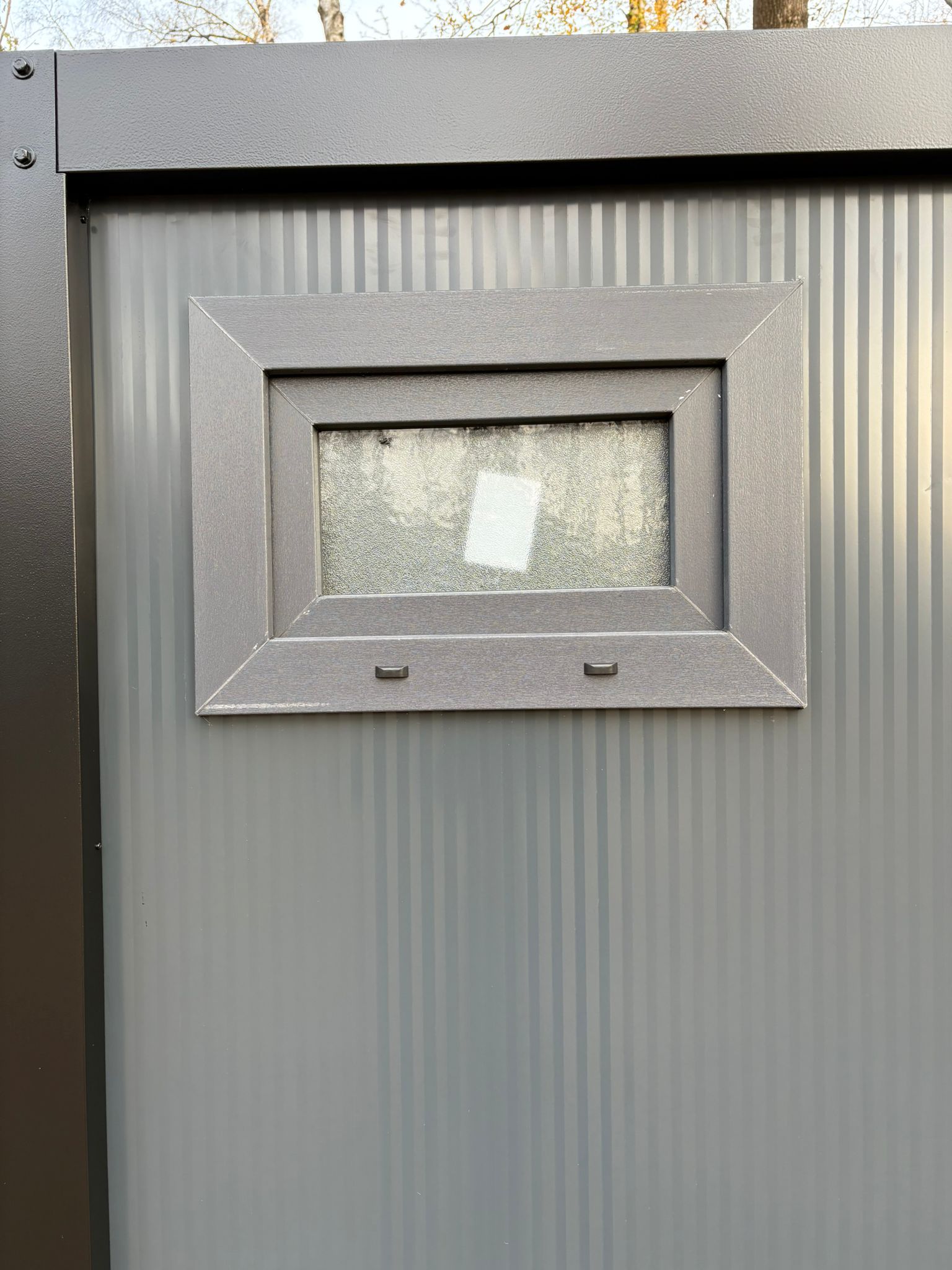 Buitenzijde van het draaikiepraam van een dubbele toilet unit