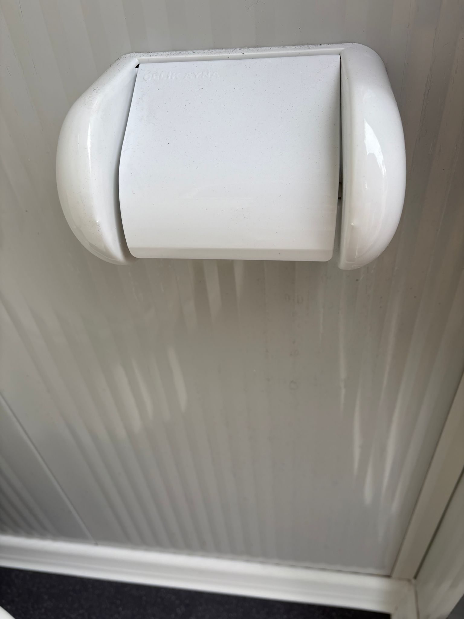 Toiletrolhouder in een dubbele toilet unit