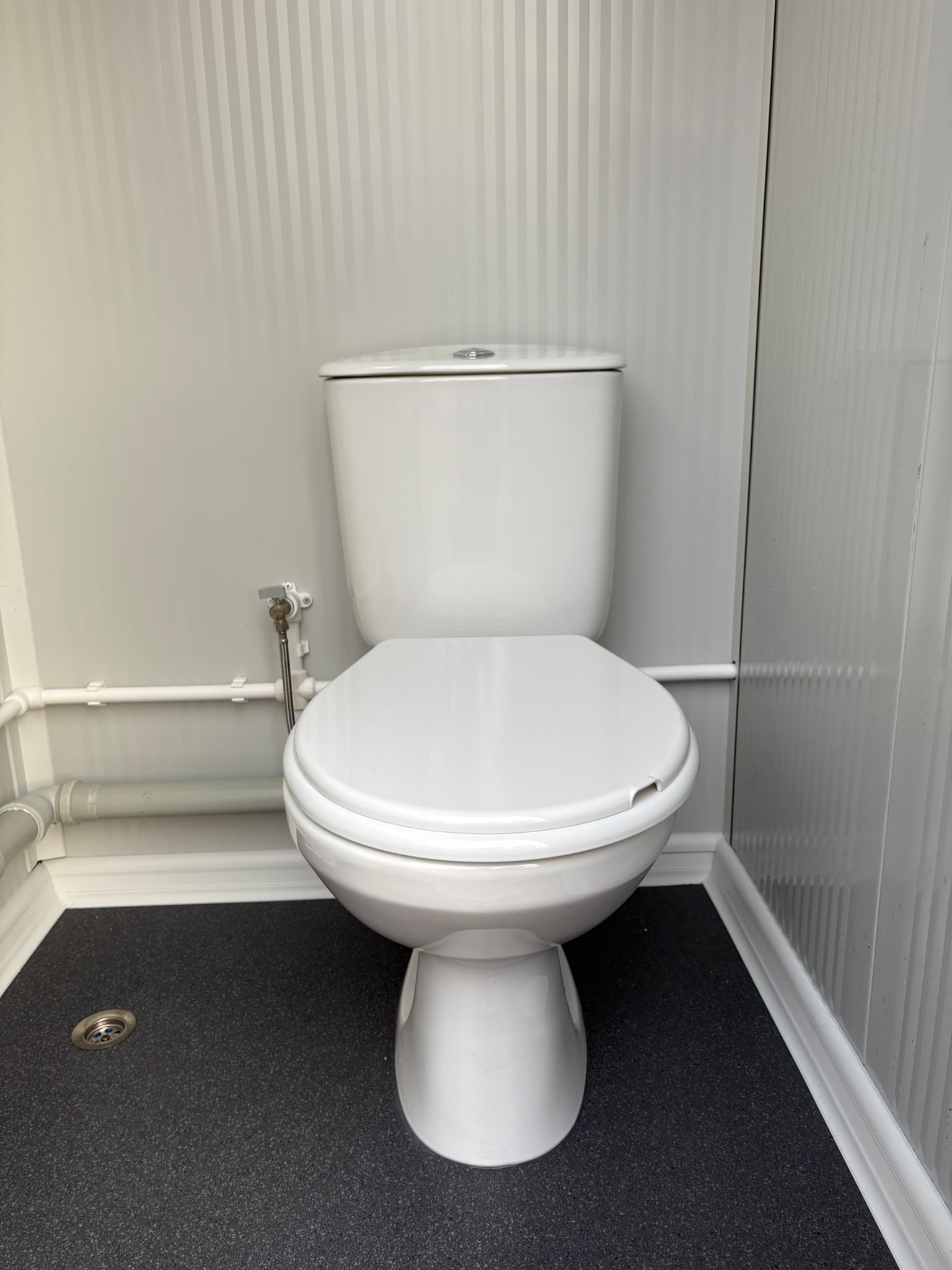 WC in een dubbele toilet unit