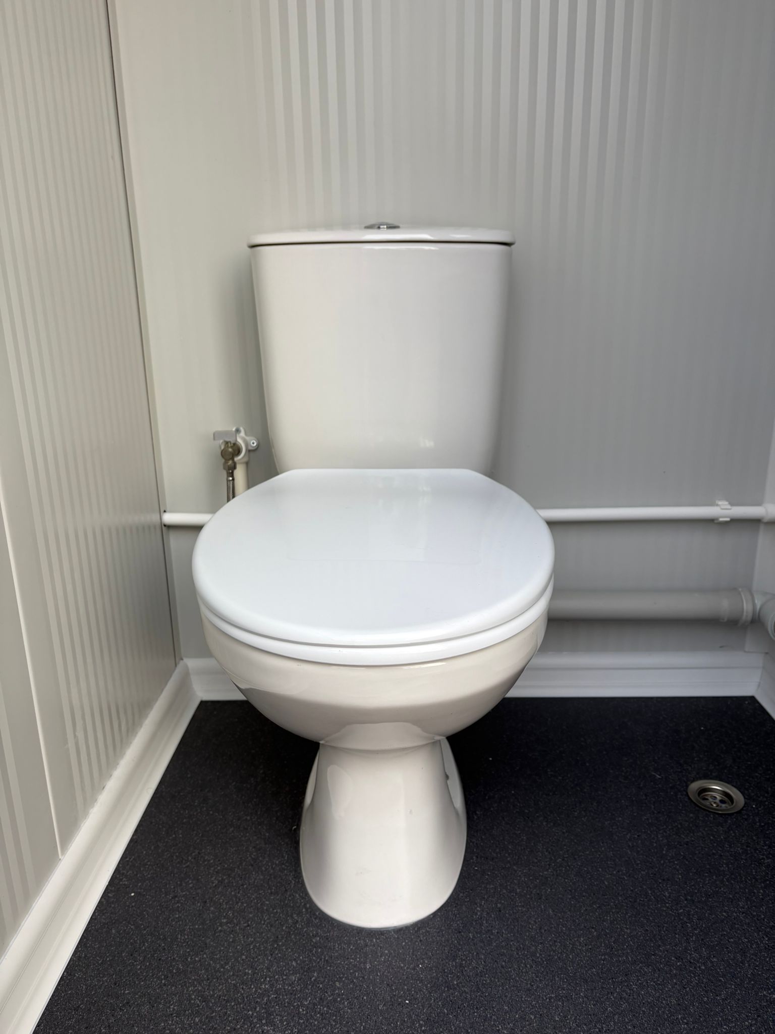 WC-pot aan de rechterzijde van een dubbele toilet unit