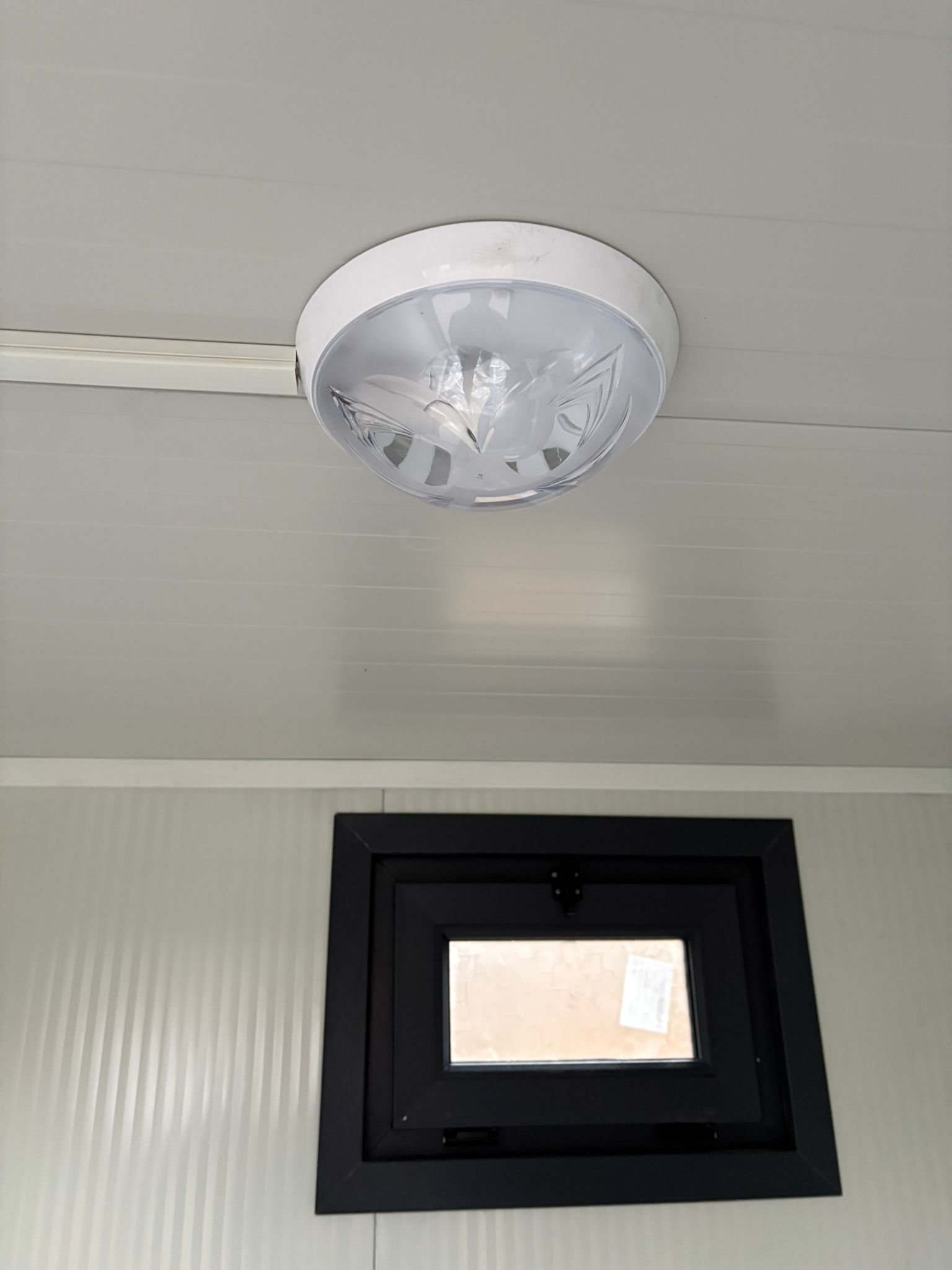 Verlichting en draaikiepraam in mobiele MIVA toiletunit
