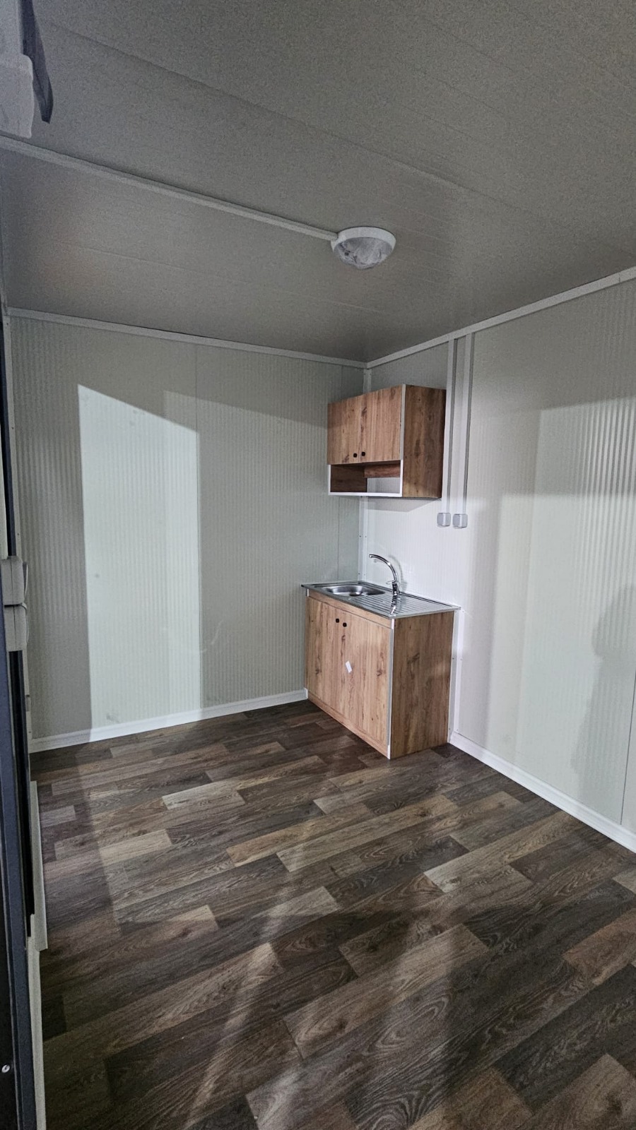 Prefab kantoor unit met keukenblok.