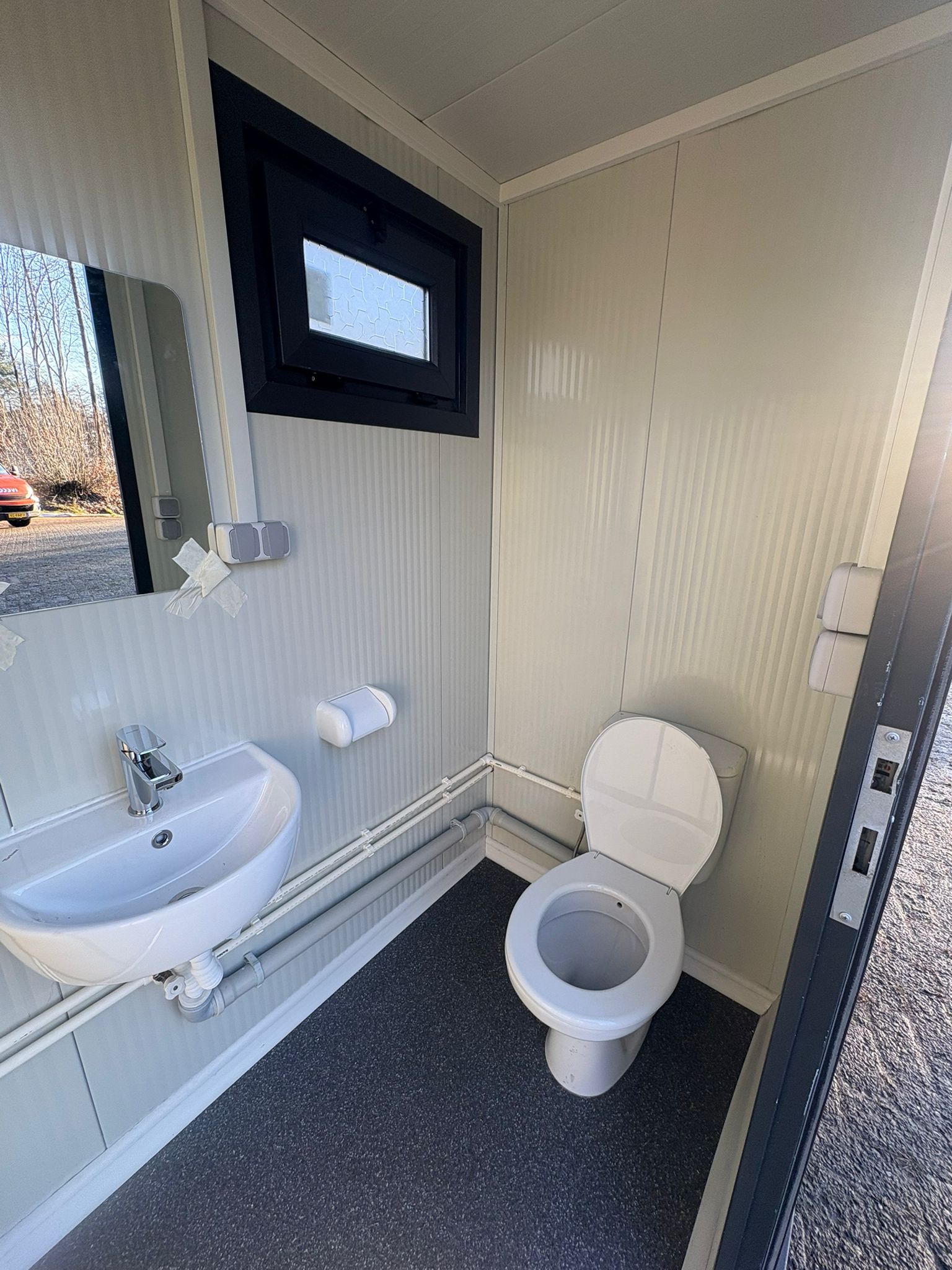 Badkamer met technische ruimte