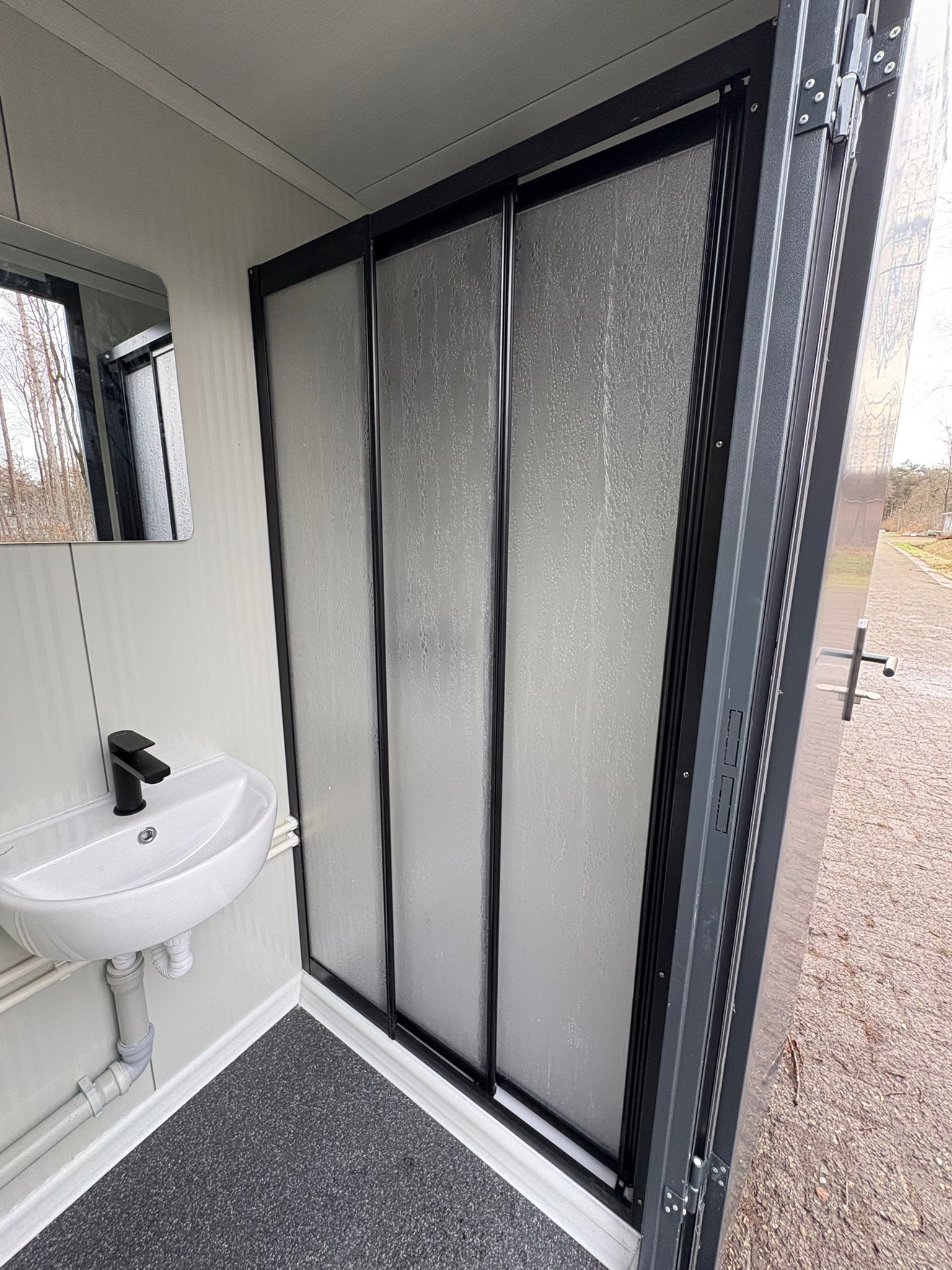 enkele badkamer unit glazen schuifwand
