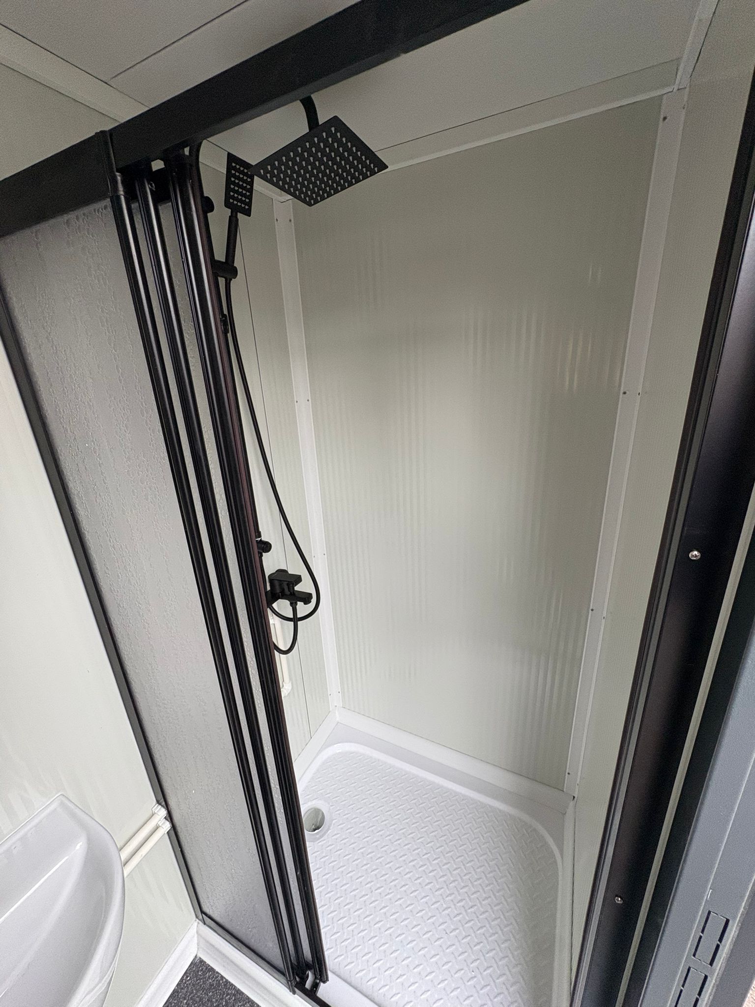 enkele badkamer unit glazen schuifwand