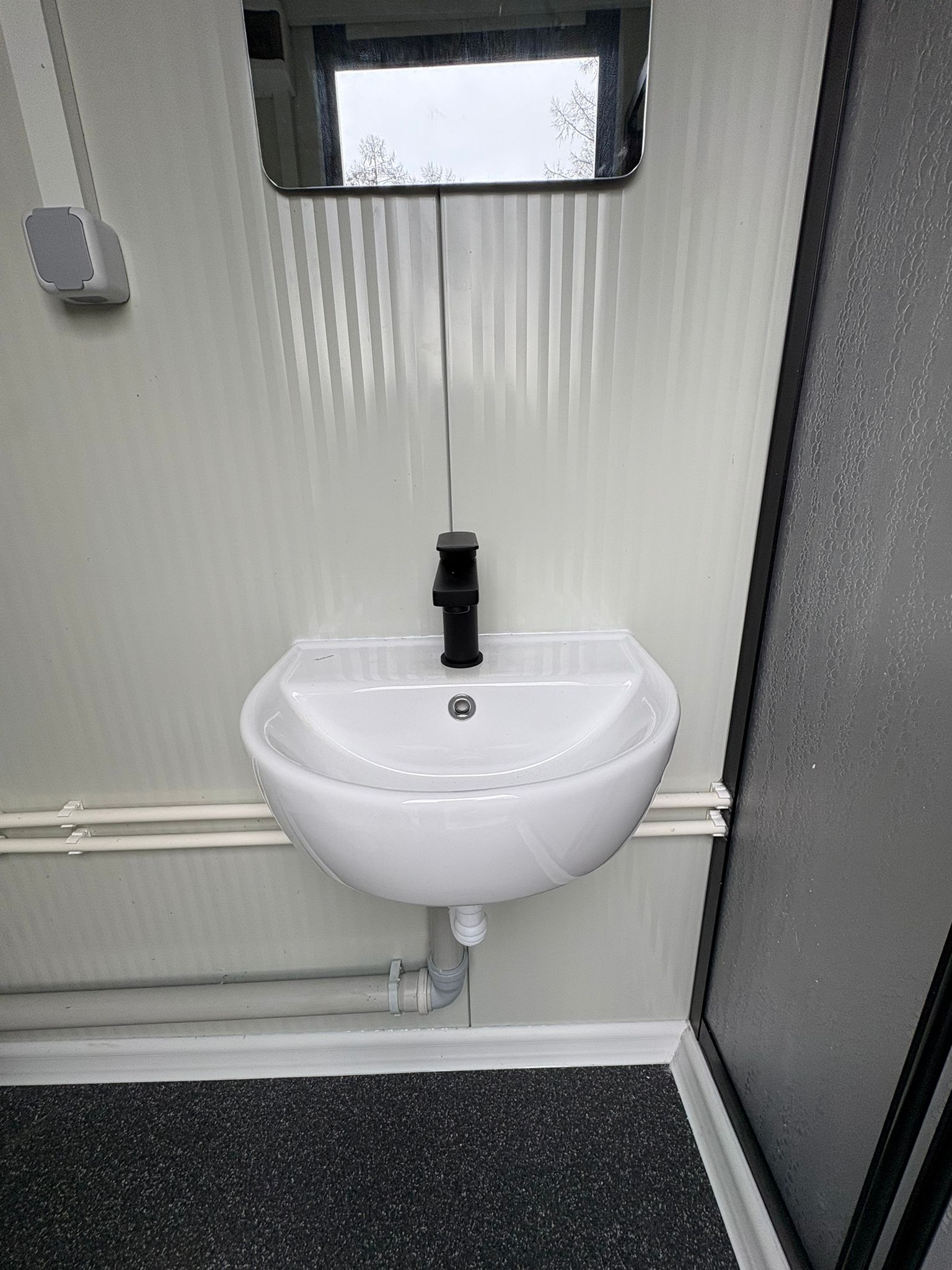 enkele badkamer unit wasbak met spiegel