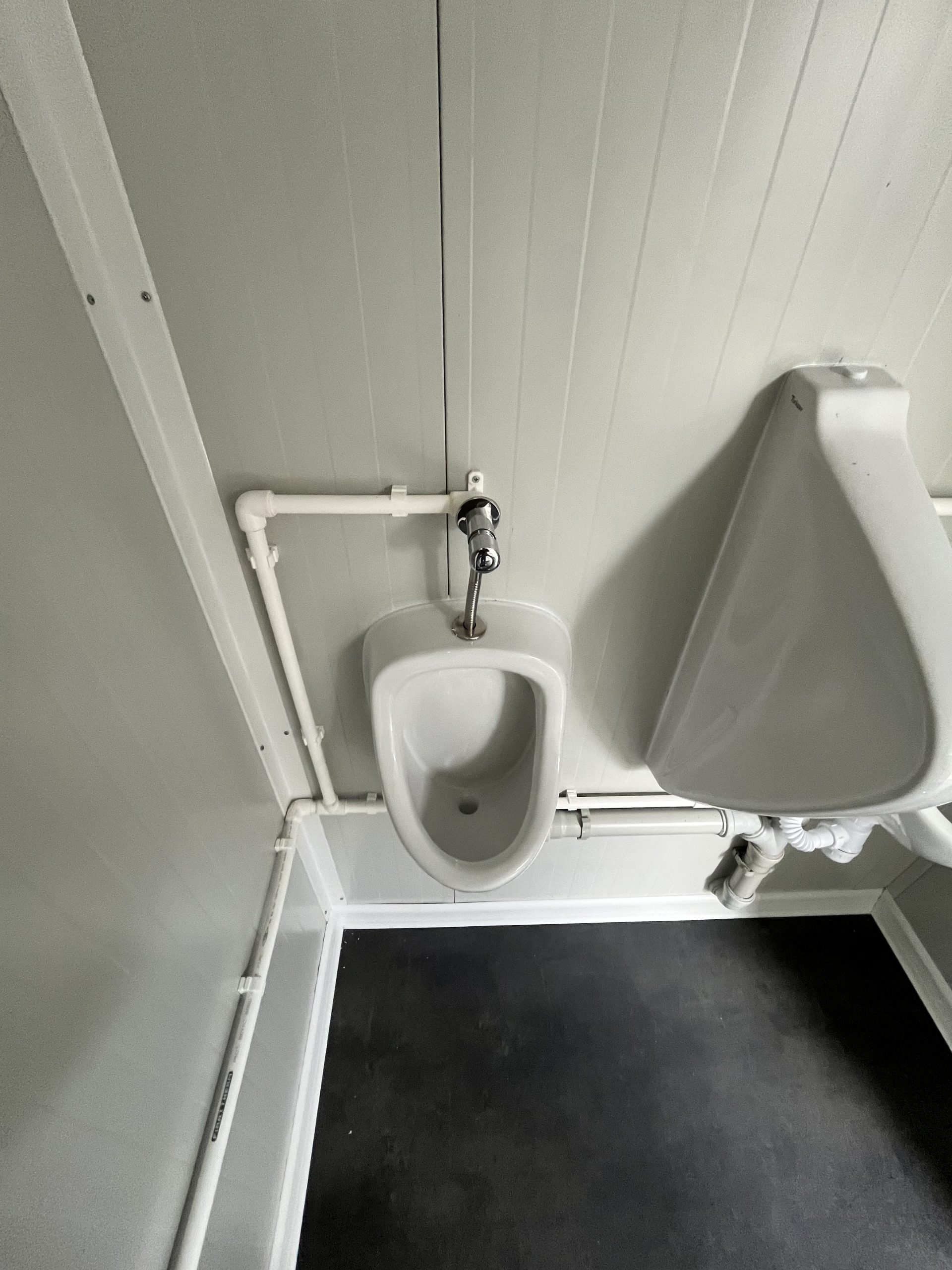 prefab toiletgebouw urinoir close-up 2