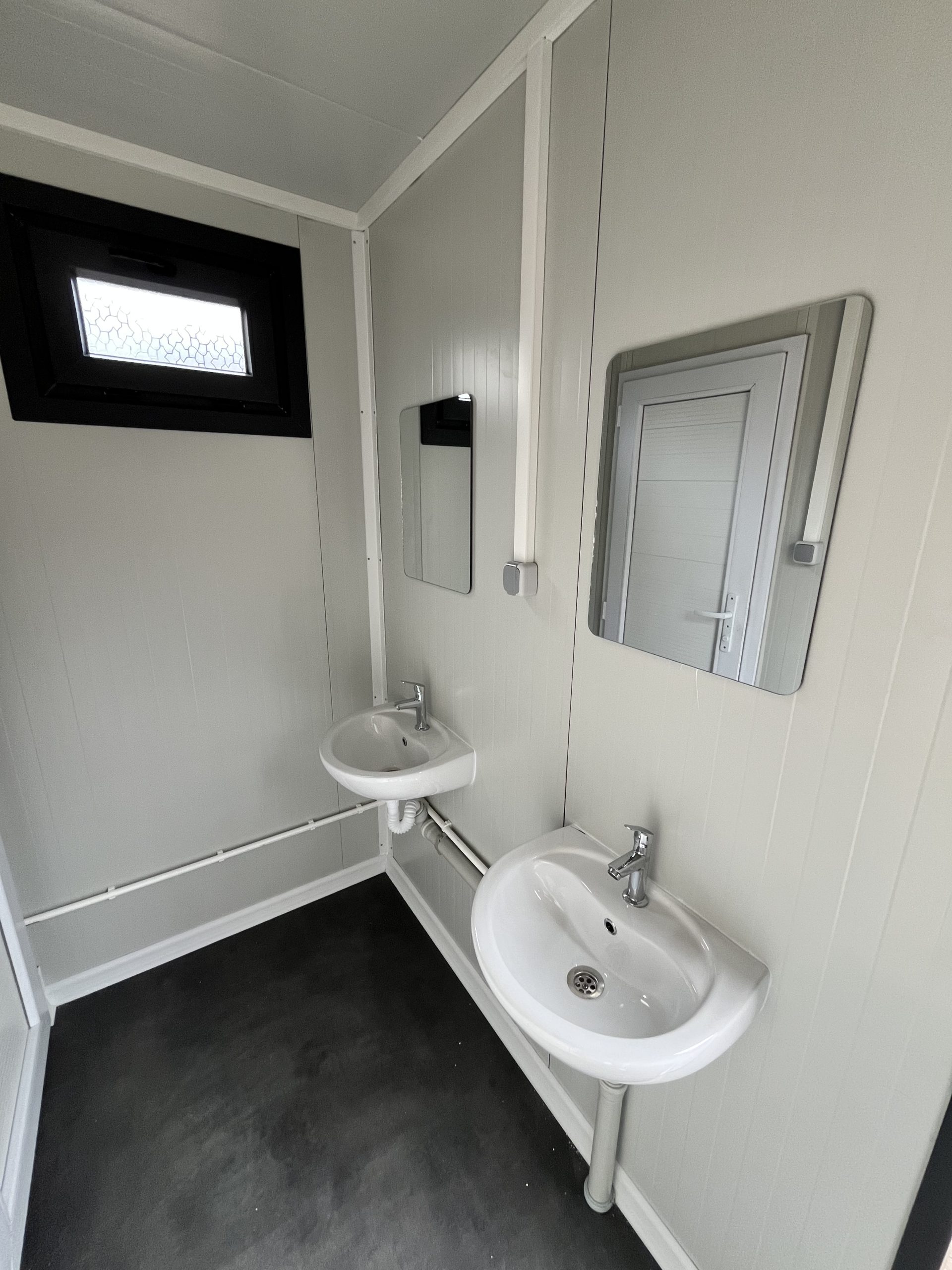 prefab toiletgebouw spiegels